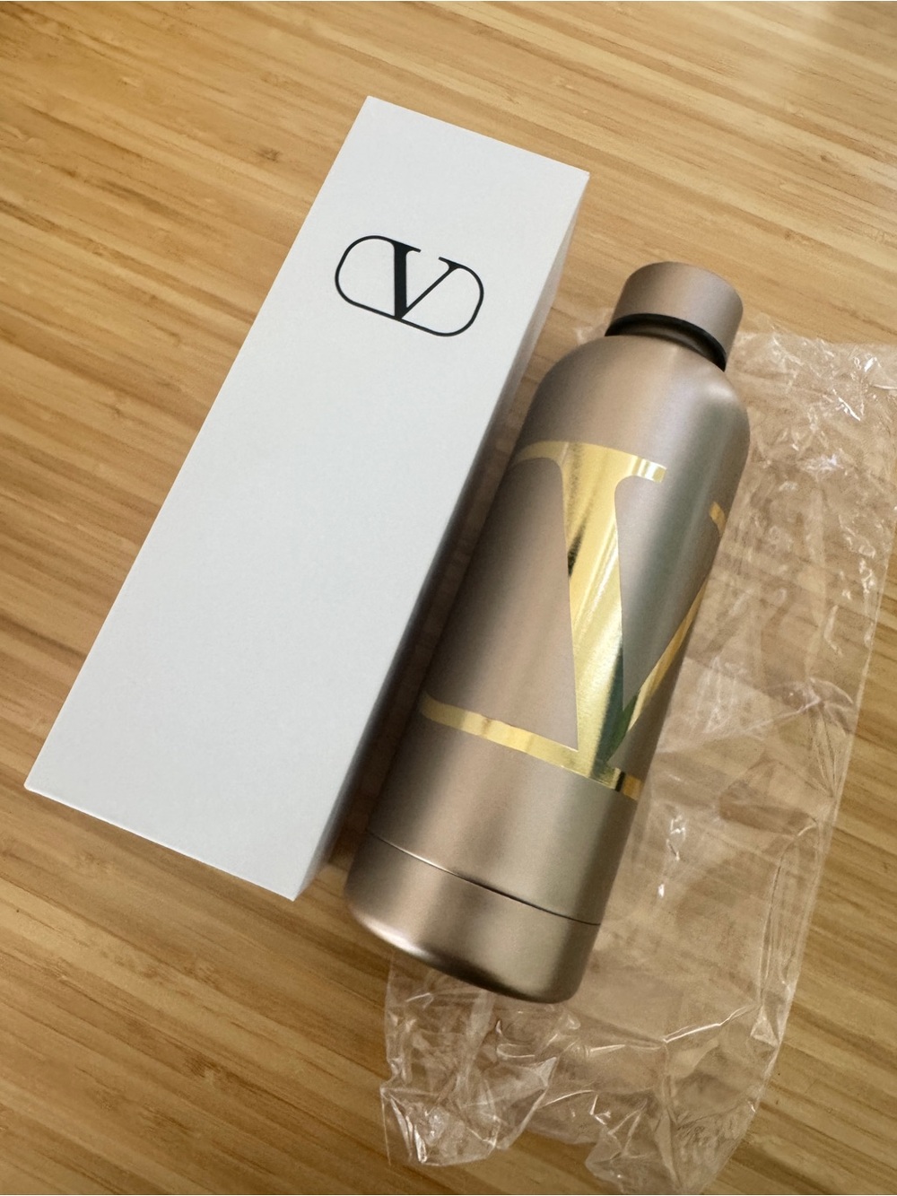NEW Valentino V GOLD Limited Edition Gold Water Bottle 17oz /500ml - Picture 4 of 6
